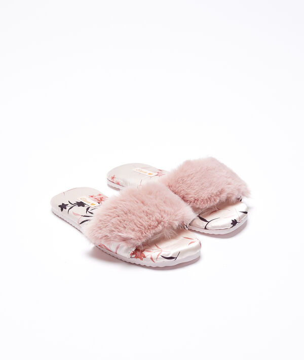 Mules en fausse fourrure rose.