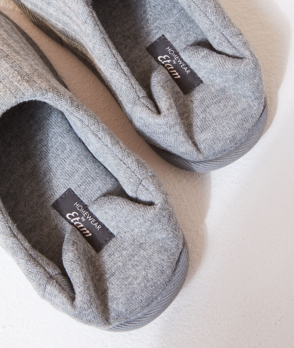 Chaussons mules ouvertes à l'arrière gris.