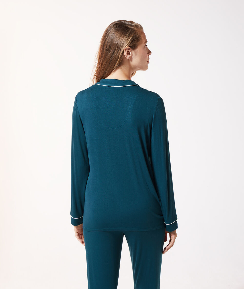 Chemise de pyjama bleu canard.