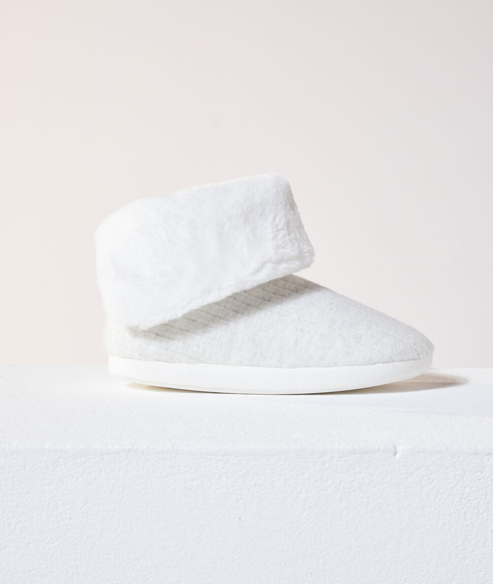 Chaussons bottines fausse fourrure gris.