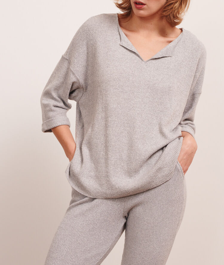 T-shirt manches longues côtelé gris.