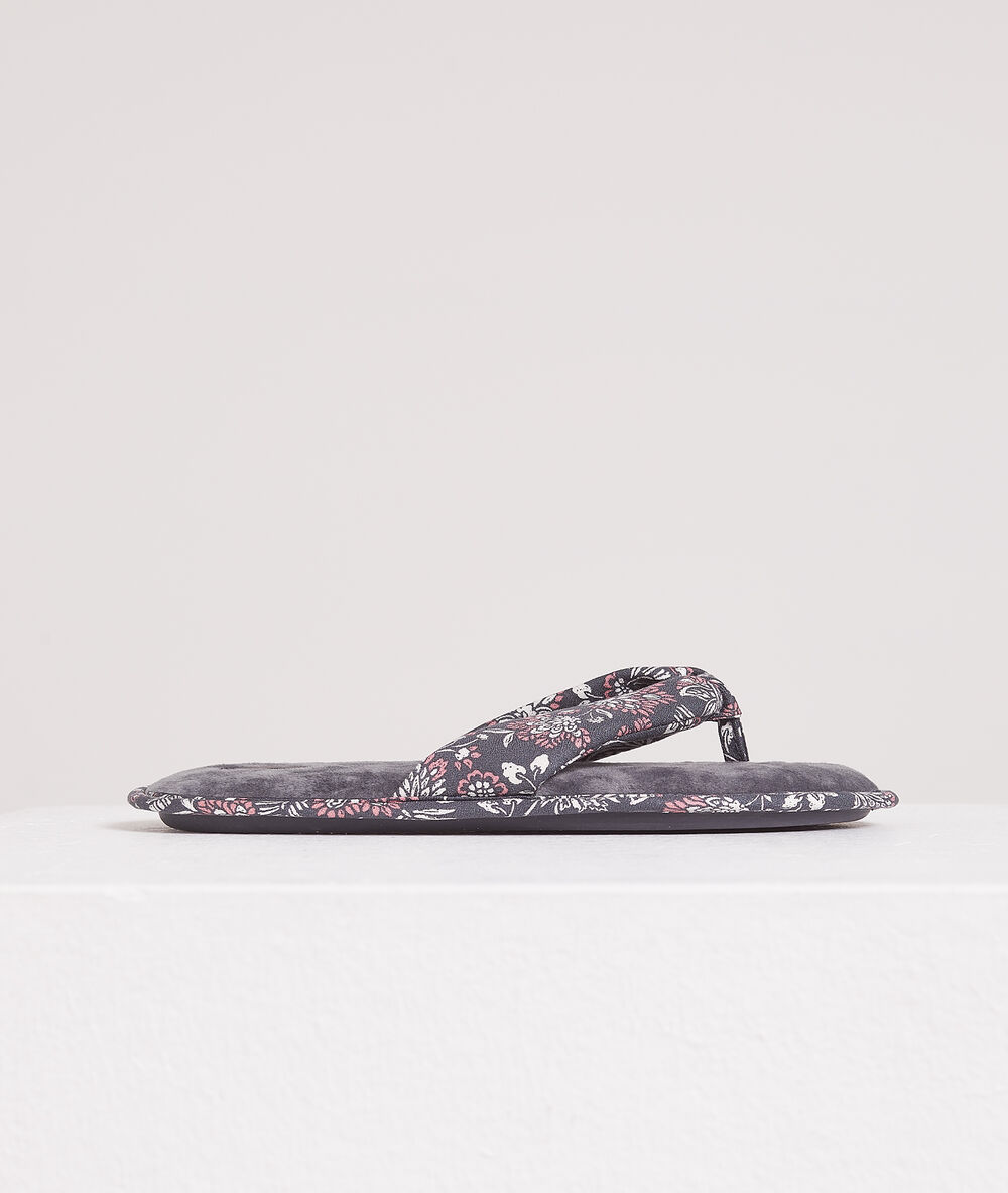 Chaussons tongs imprimés gris.