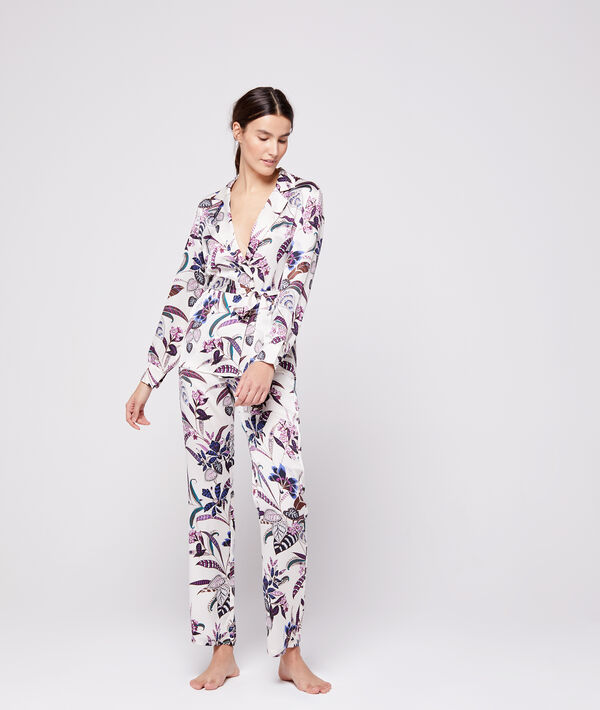 Chemise de pyjama ceinturée ecru.