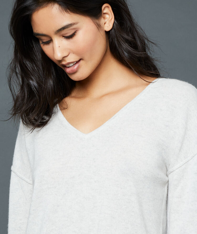 Pull col v en cachemire gris perle.