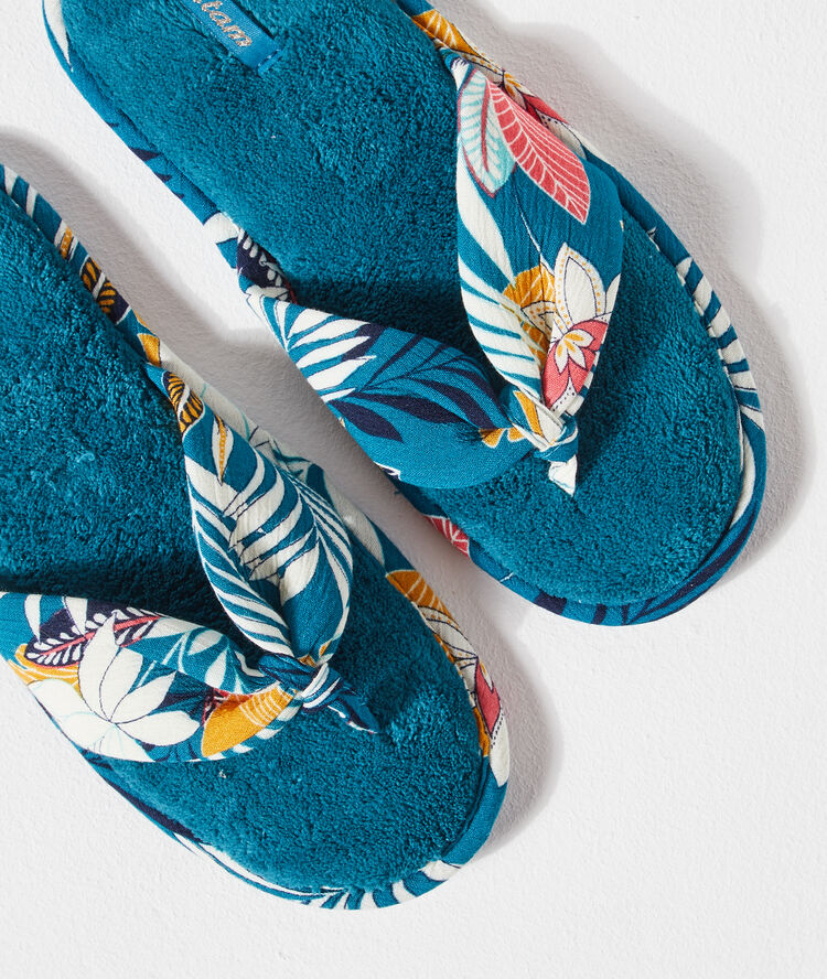 Chaussons tongs imprimées vert.