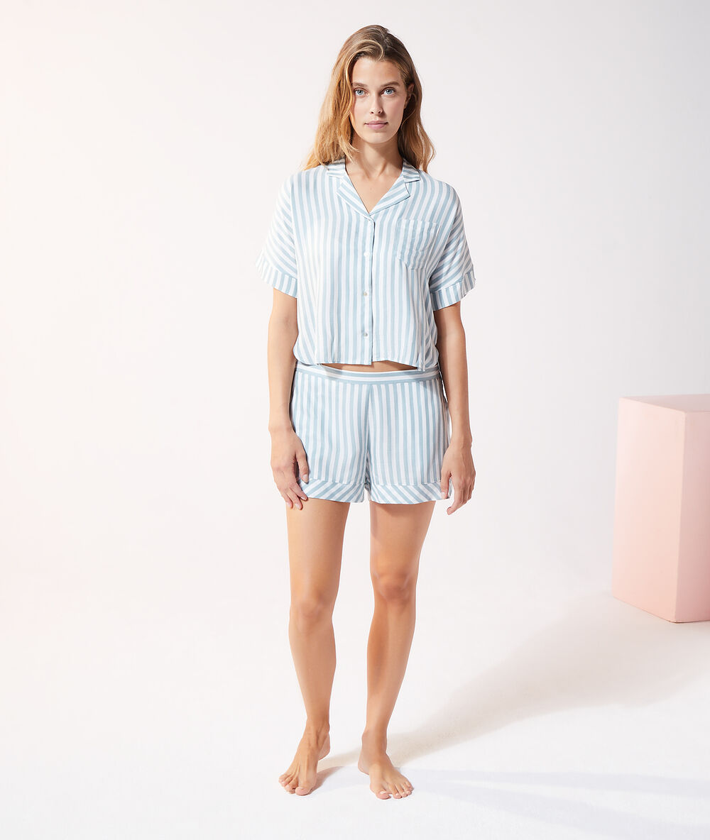 Chemise de pyjama rayée bleu vert.