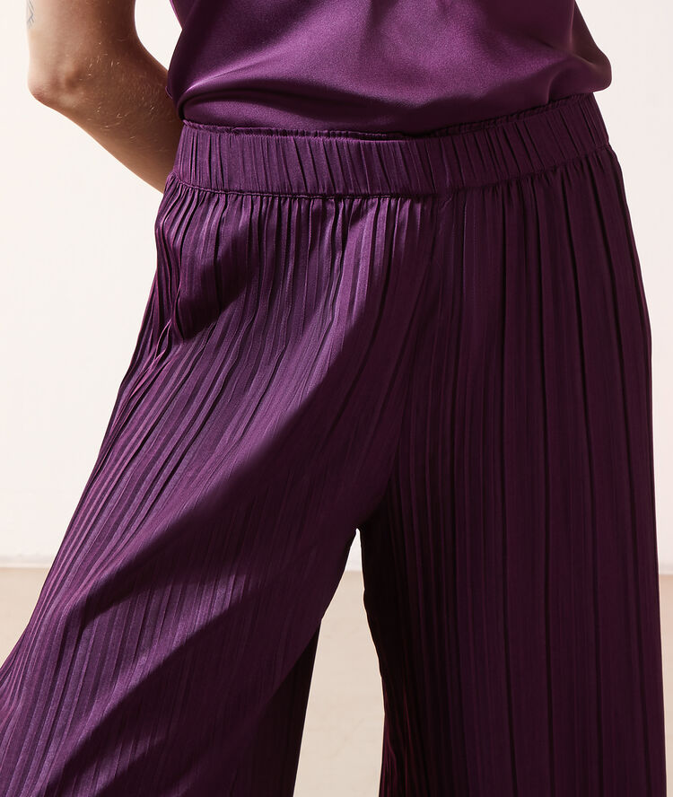 Pantalon plissé satiné violet.