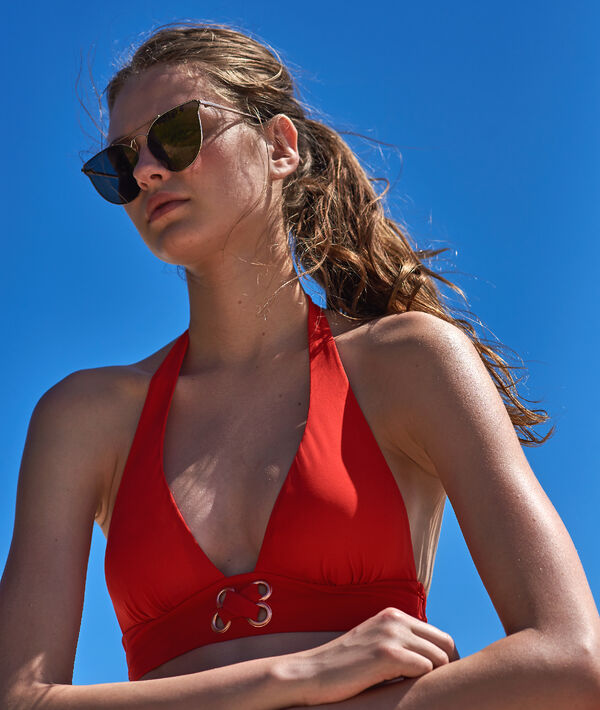 Haut de maillot de bain triangle, gros œillets rouge.