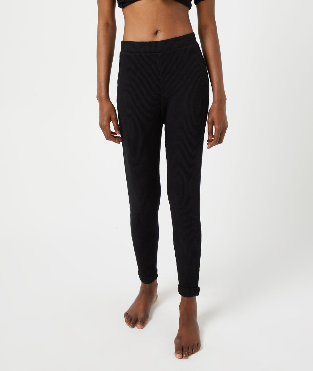 Pantalon côtelé noir.