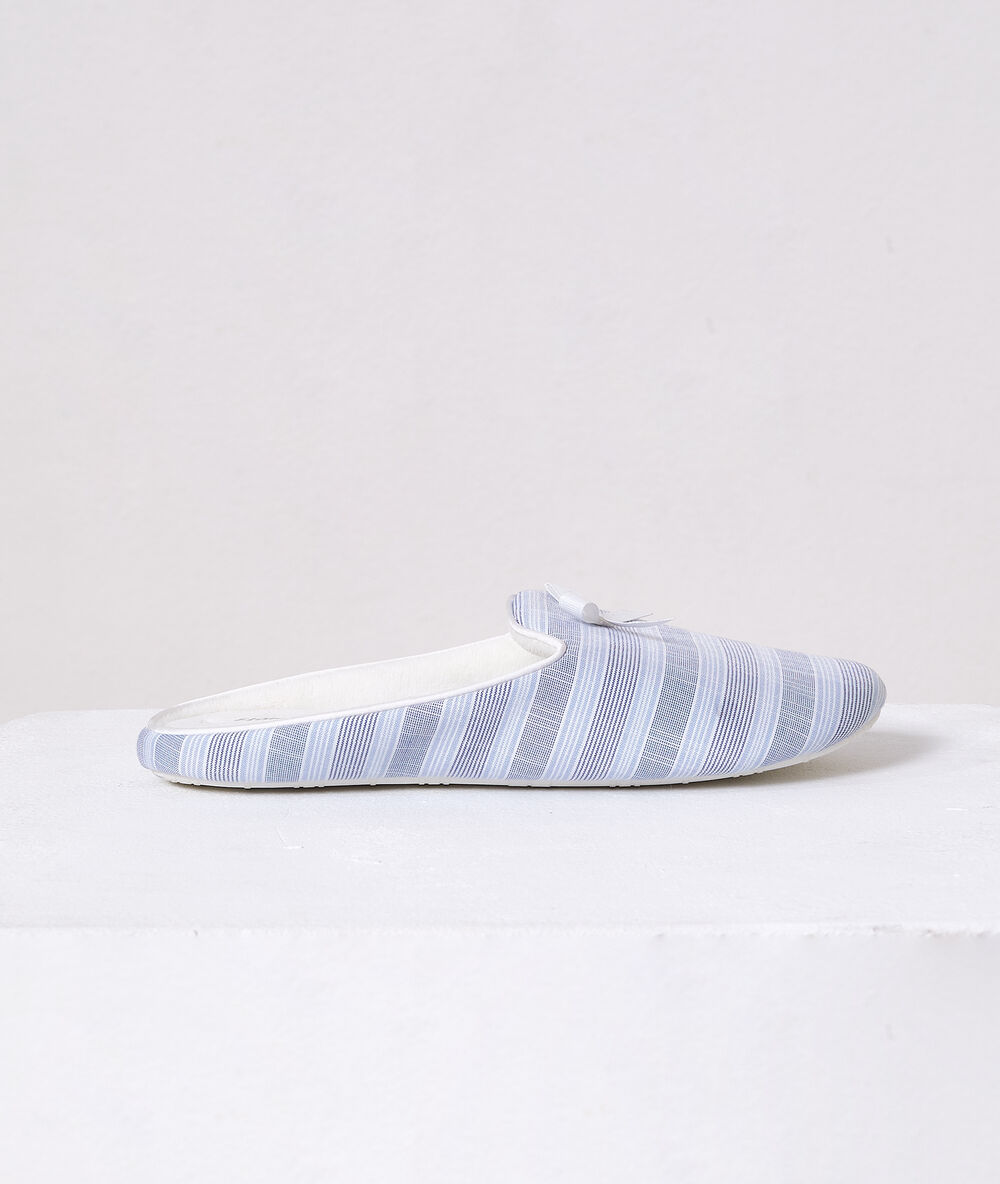 Chaussons mules à rayures bleu.