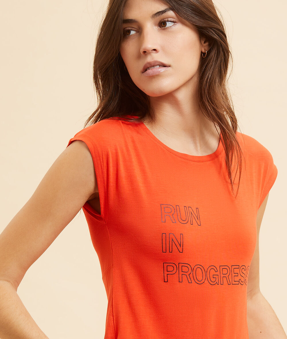 T-shirt manches courtes "run in progress" vermillon.