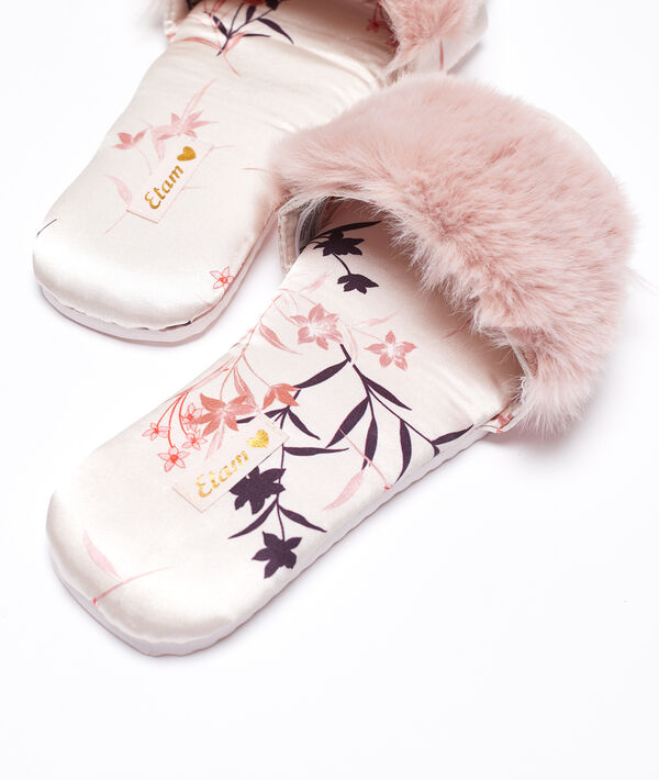 Mules en fausse fourrure rose.