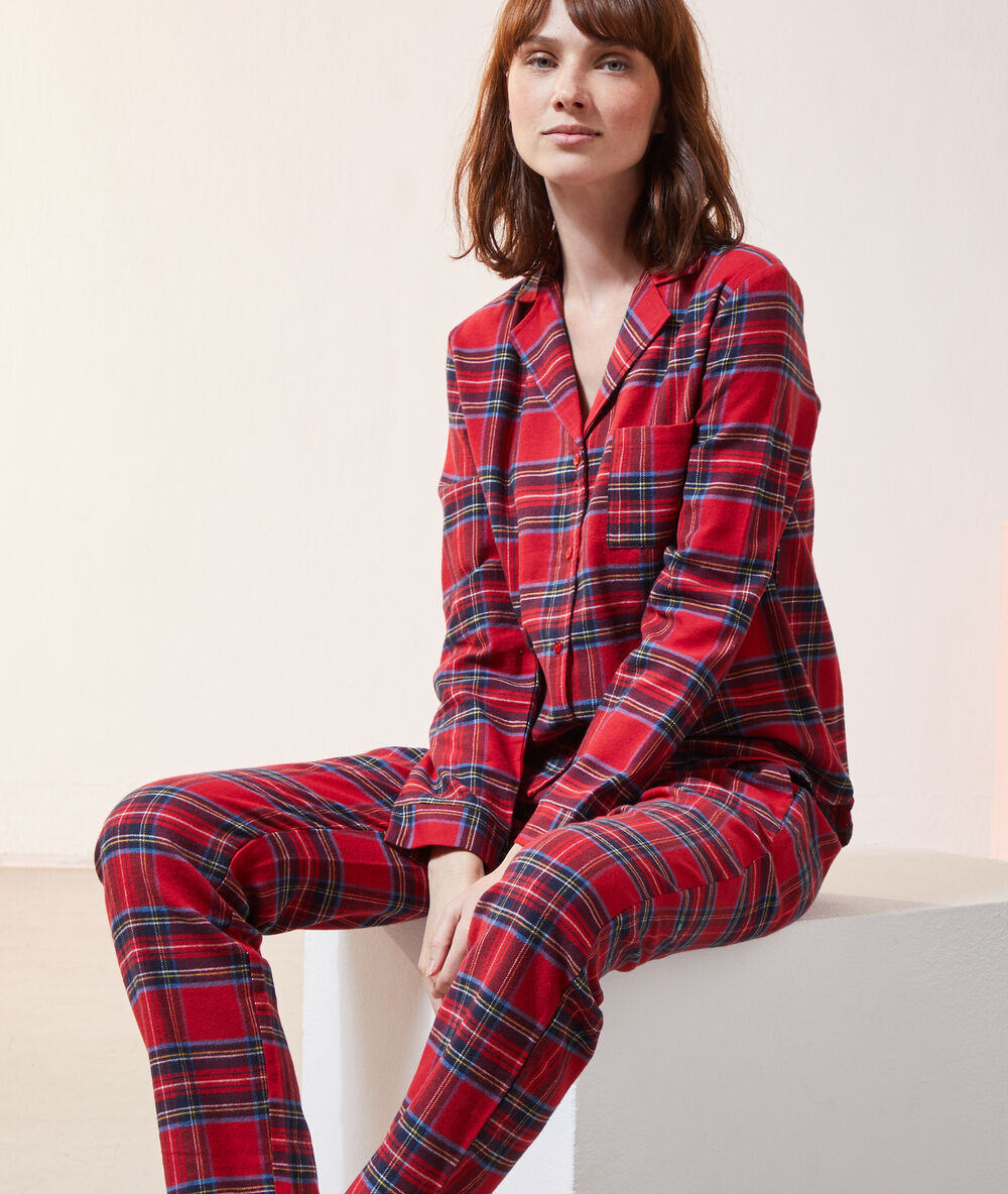 Pantalon à carreaux rouge.