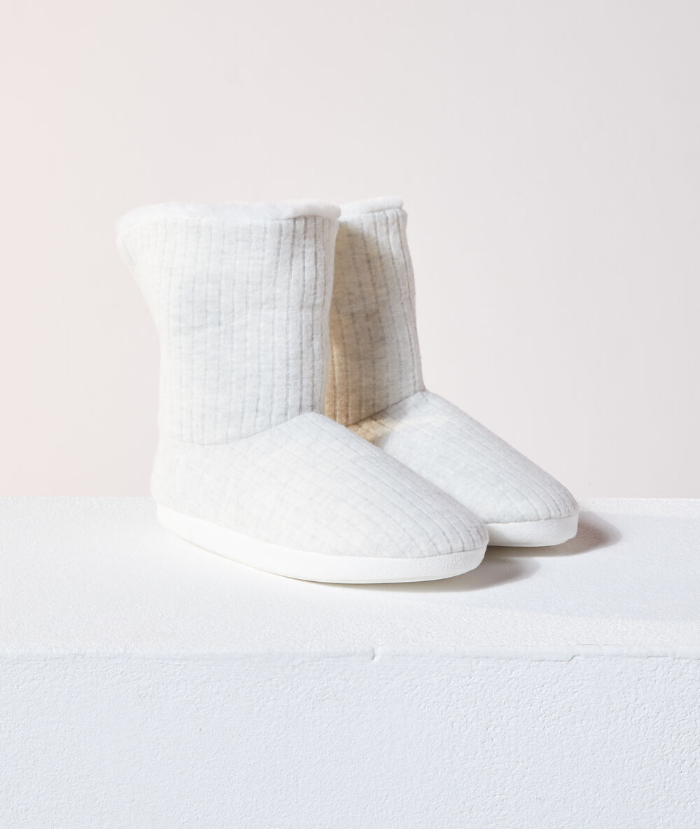 Chaussons bottines fausse fourrure gris.