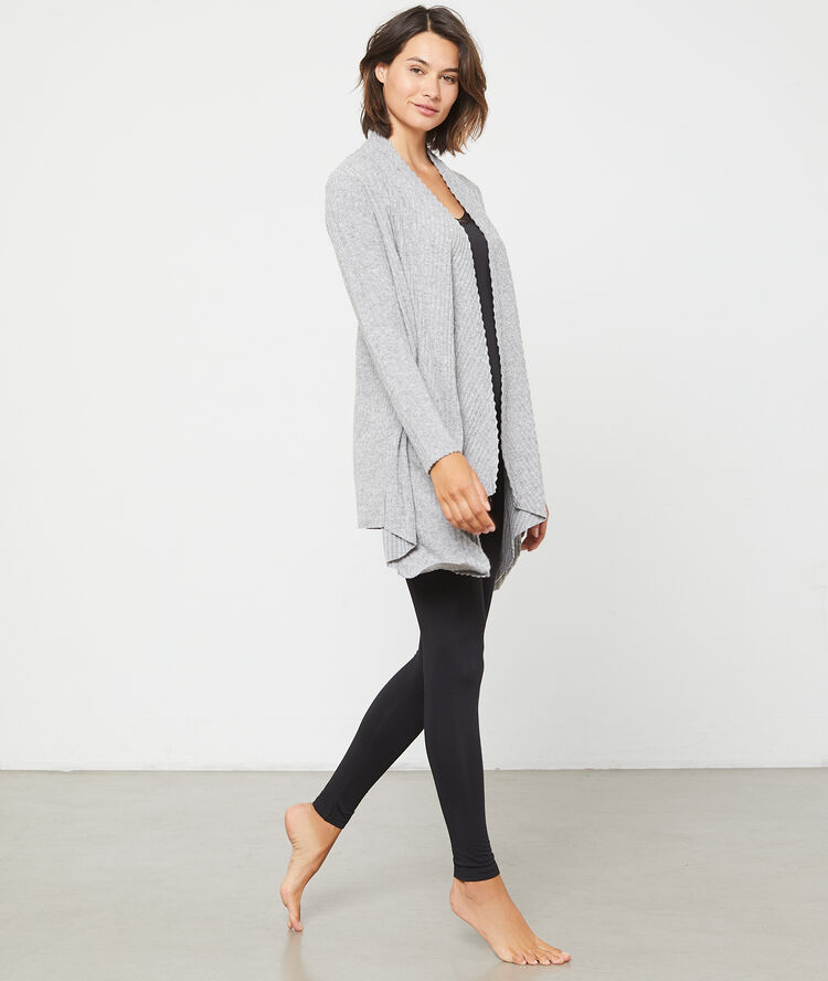 Gilet long et fluide en maille côtelée gris.