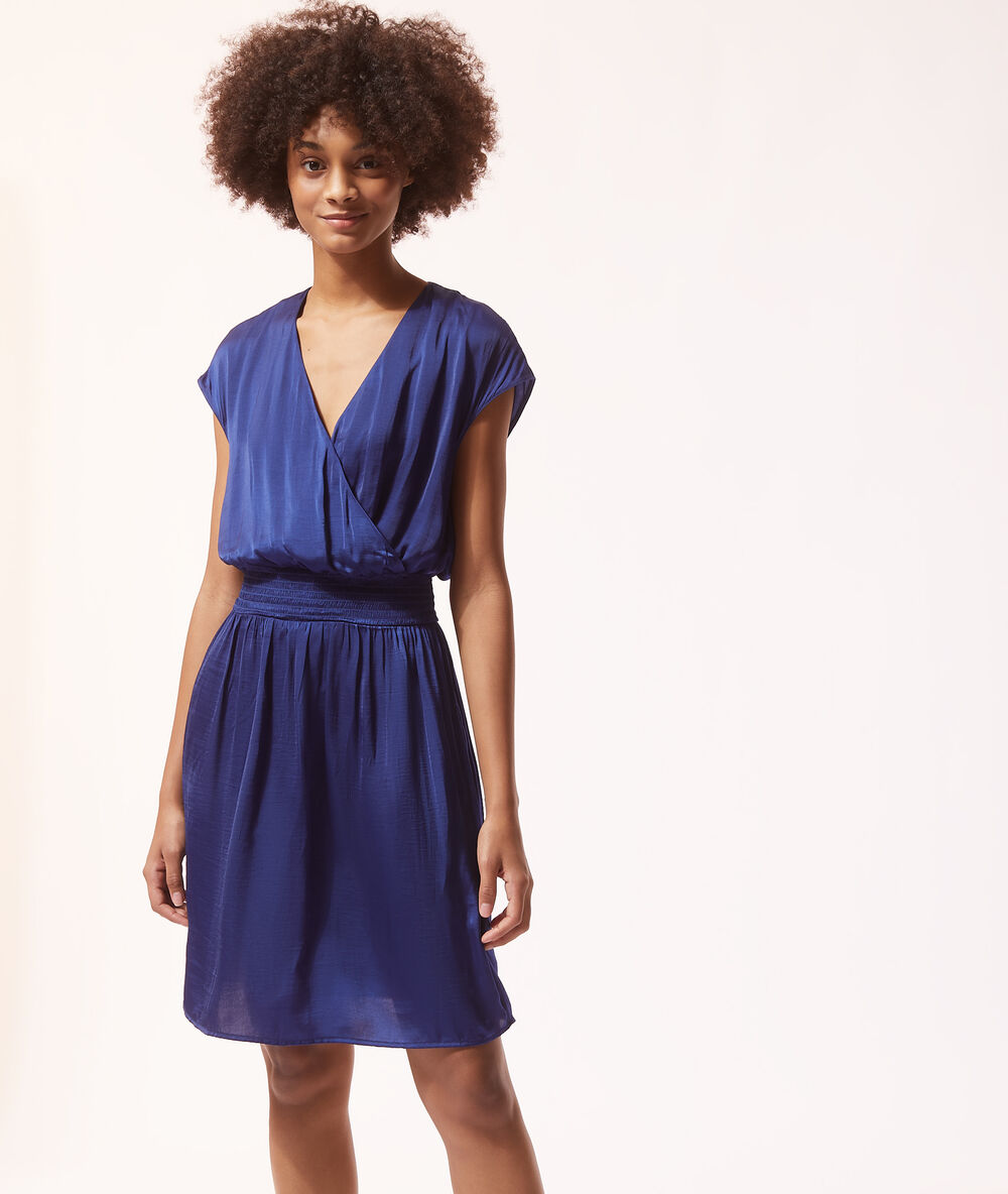 Chemise de nuit cache-cœur bleu vif.
