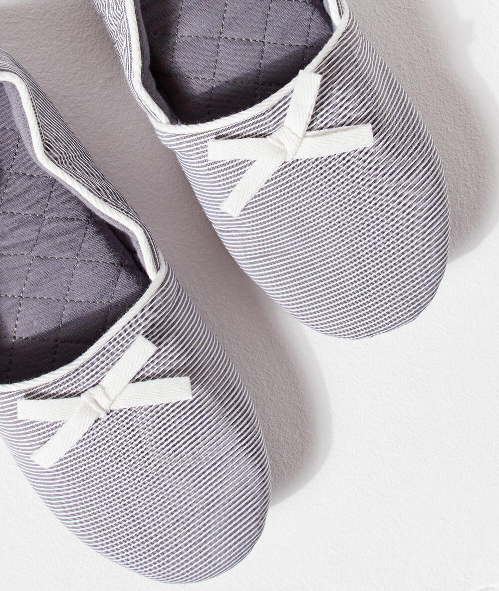 Chaussons ballerines avec pochon gris.