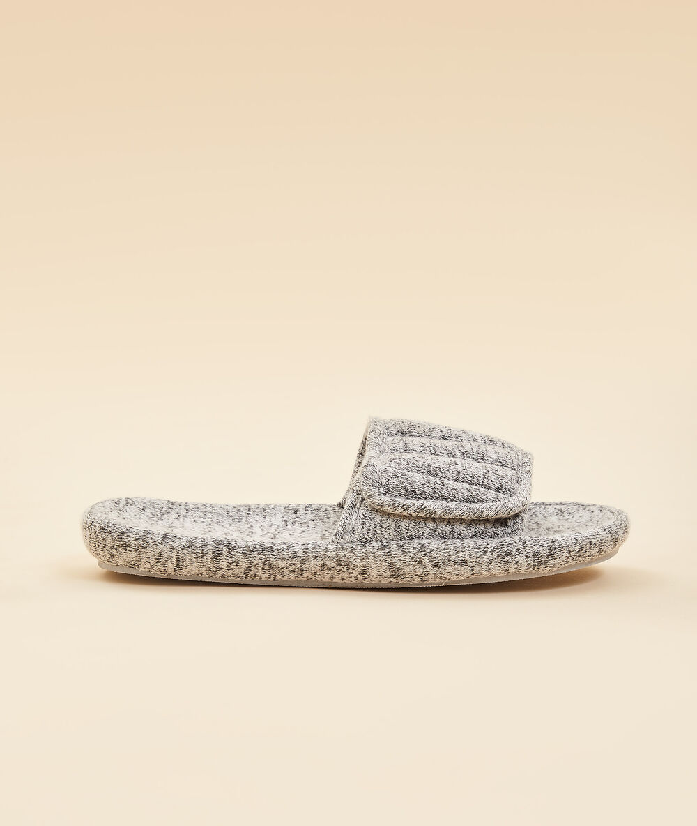 Chaussons mules ouvertes gris.