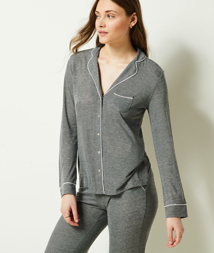 Chemise de pyjama unie gris.
