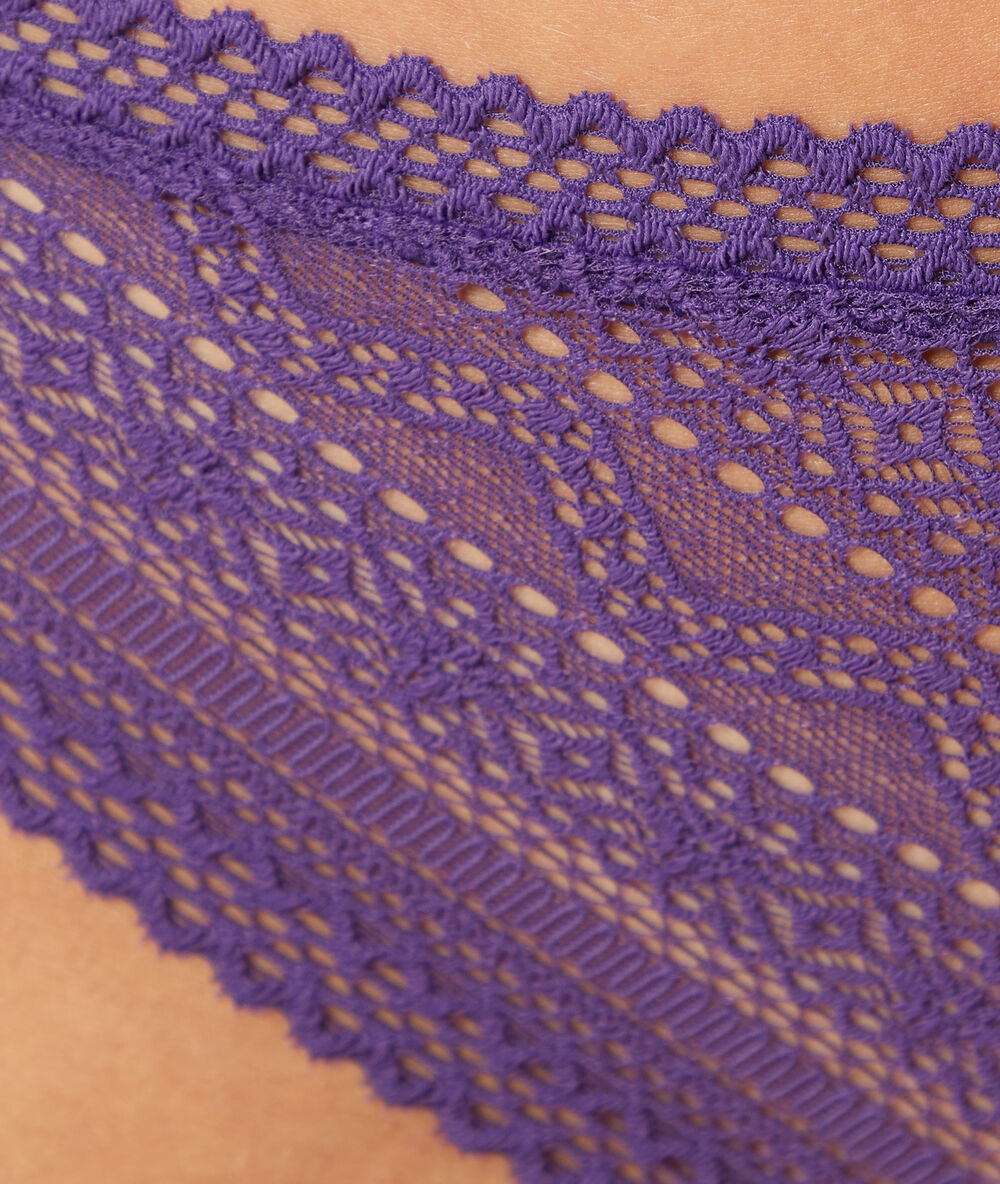 Tanga en dentelle violet.
