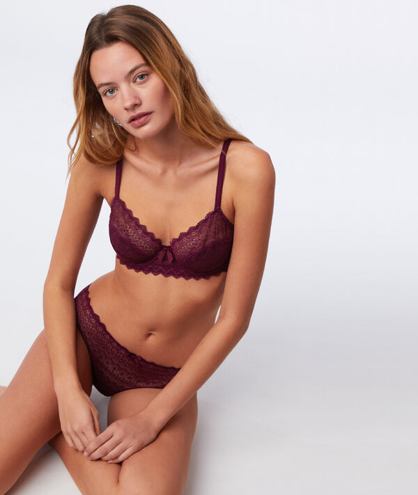 Soutien-gorge corbeille en dentelle prune.