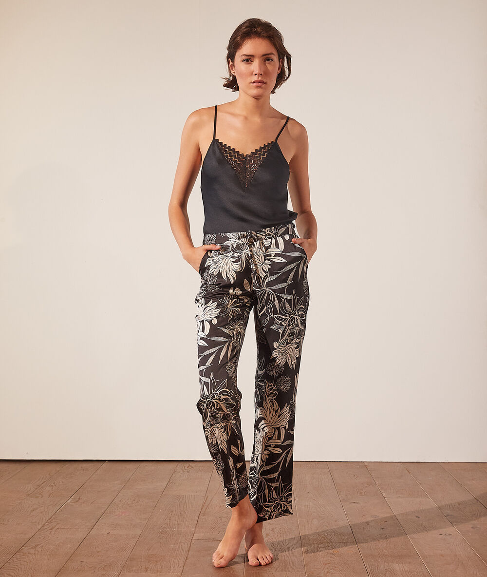 Pantalon de pyjama fleuri noir.