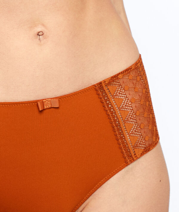 Culotte taille haute en microfibre et dentelle ocre.