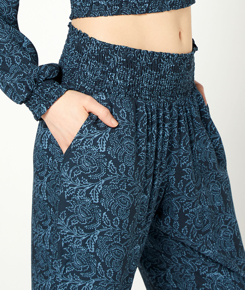 Pantalon smocké imprimé marine.