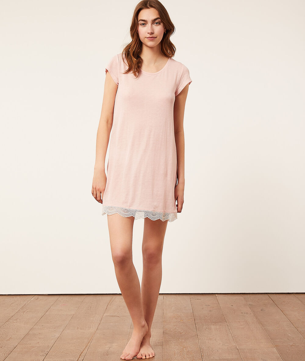 Chemise de nuit bas dentelle rose poudre.