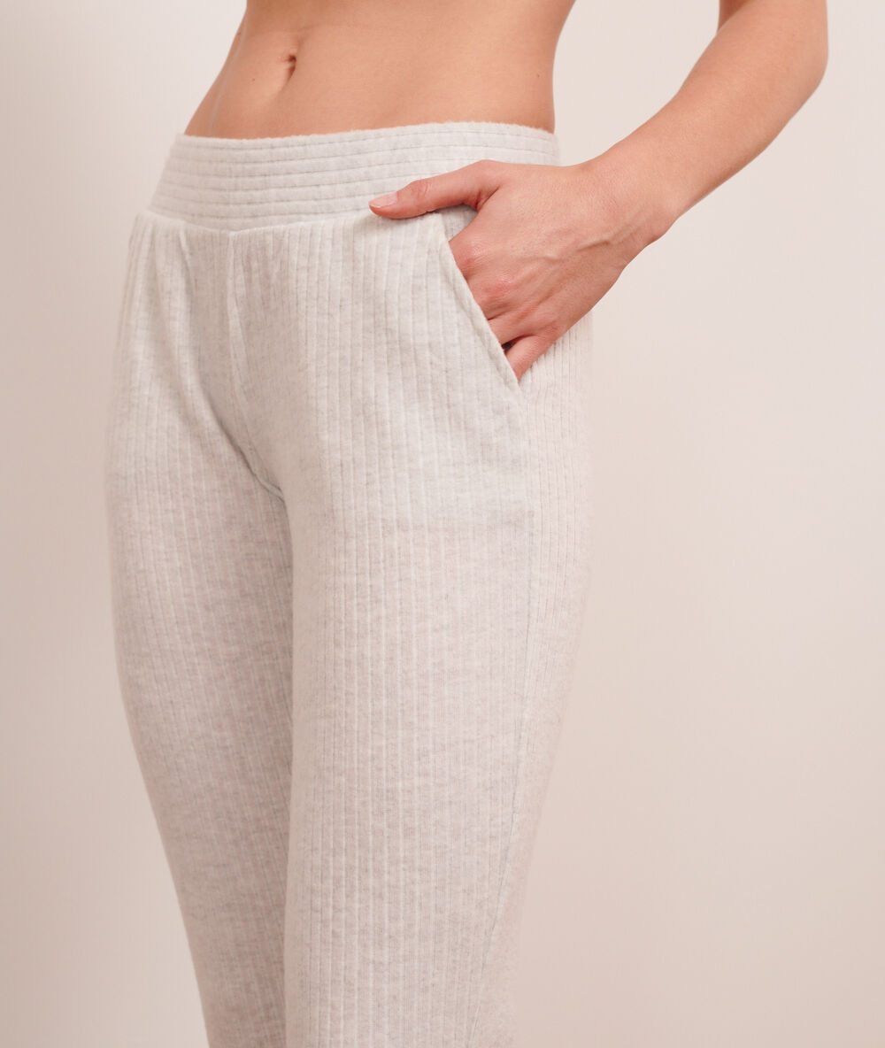 Pantalon côtelé ecru.