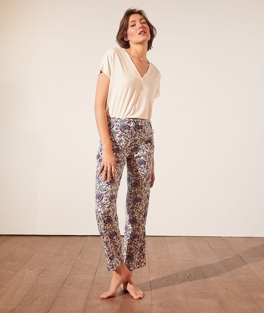 Pantalon de pyjama imprimé fleuri violet.