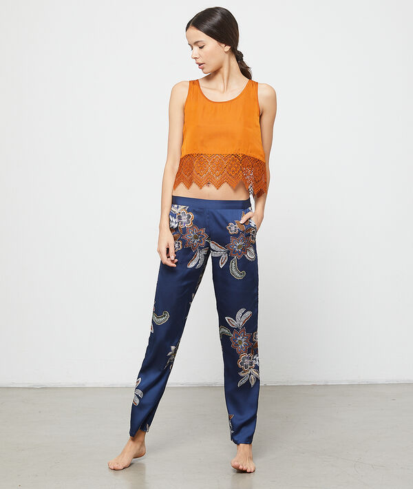 Pantalon imprimé fleuri bleu.