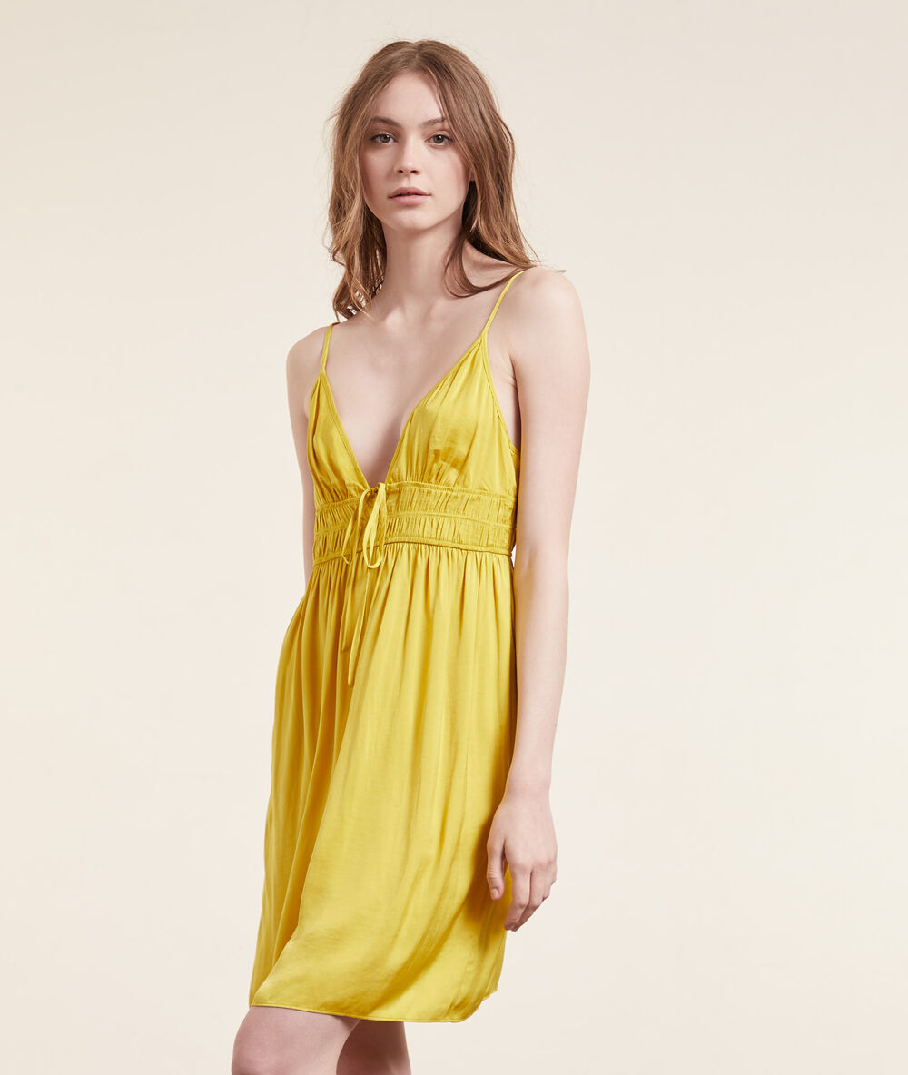 Nuisette à bretelles jaune vif.