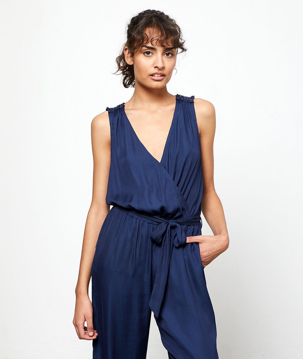 Combinaison satinée décolleté cache-coeur bleu.