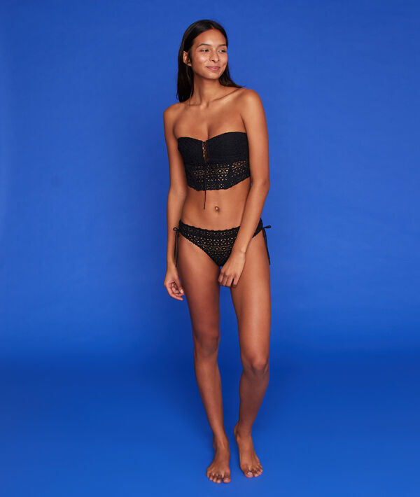 Soutien-gorge bustier, dentelle et laçages noir.