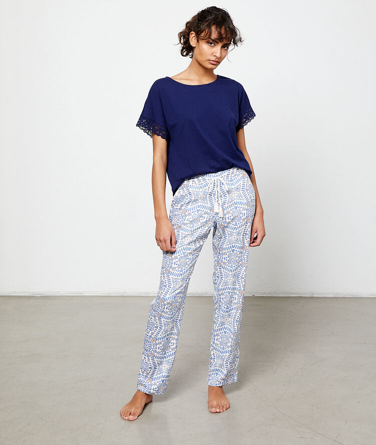 Pantalon imprimé bleu clair.