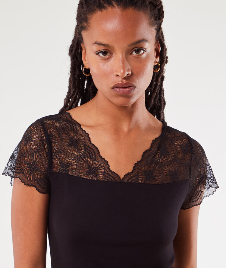 Nuisette avec dentelle noir.