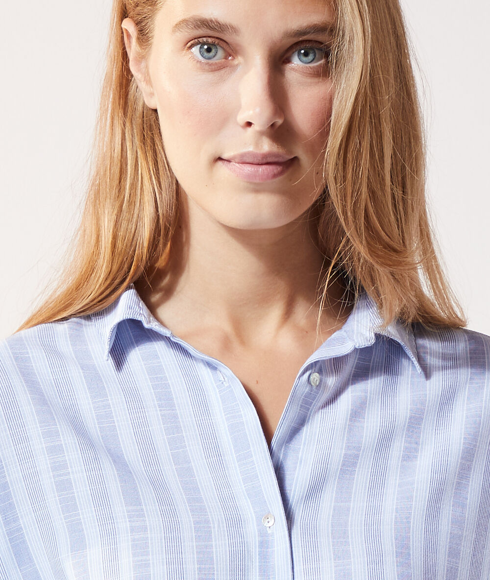 Chemise manches longues rayée bleu.