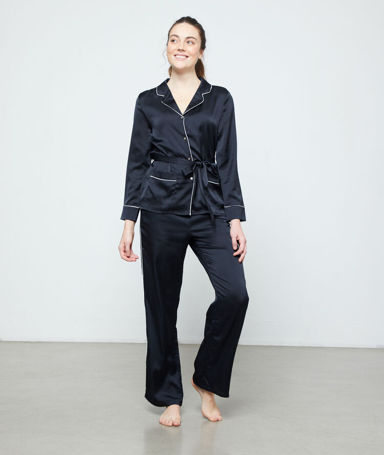 Chemise de pyjama d'homme noir.