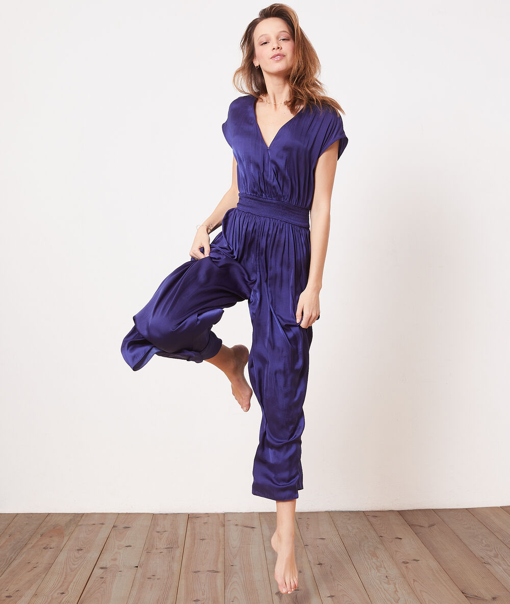 Combinaison pantalon satinée bleu vif.