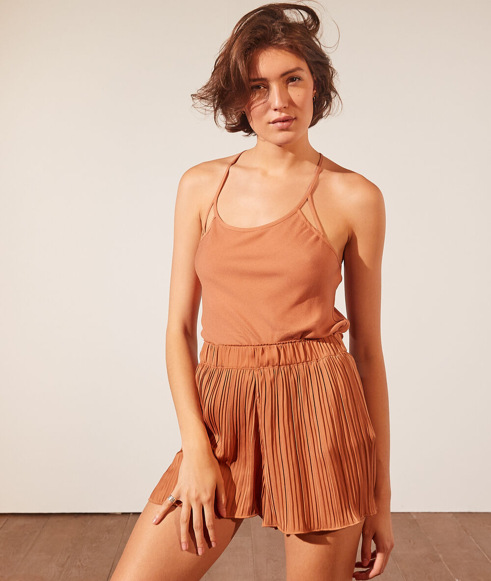 Short de pyjama plissé ocre.