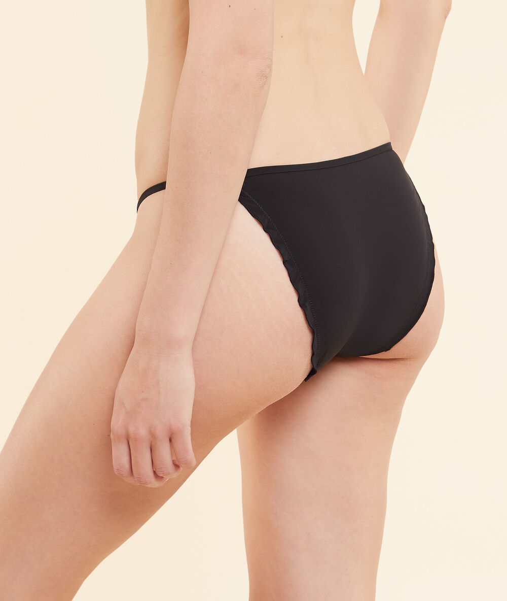 Culotte bikini noir.