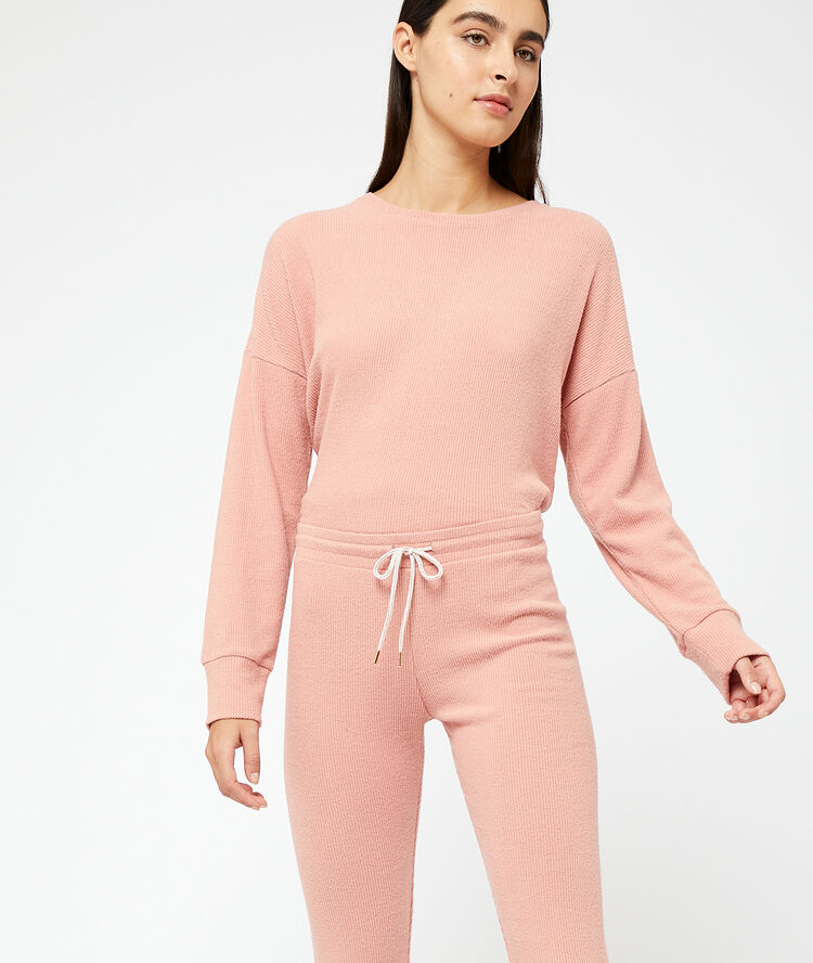 Pantalon de pyjama côtelé rose.