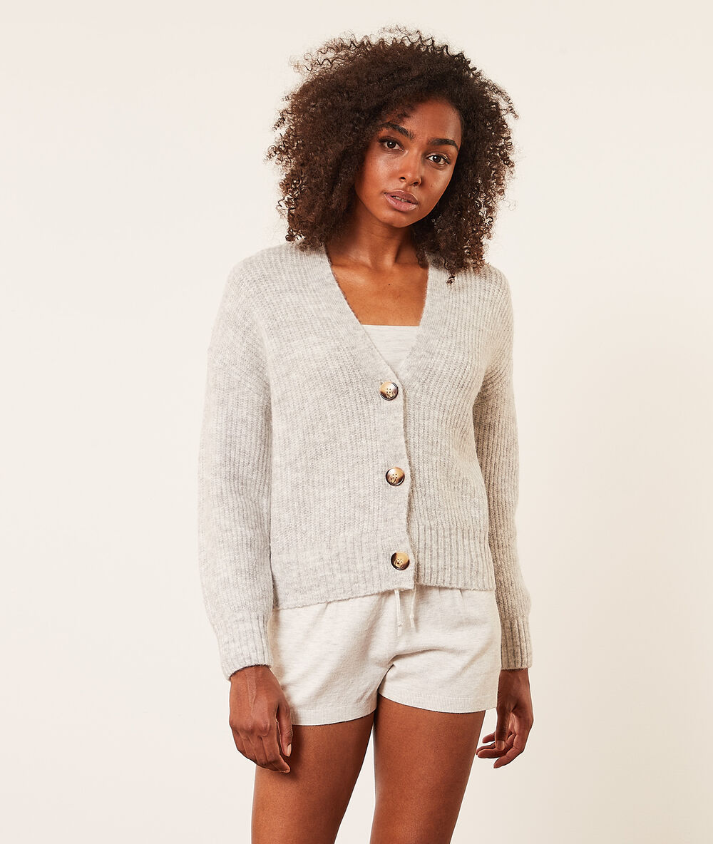 Gilet en maille gris.