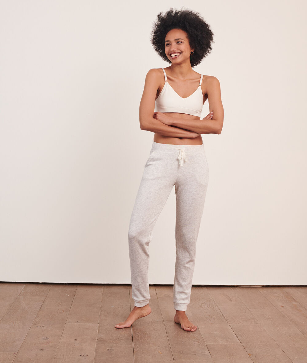 Pantalon de pyjama gris.