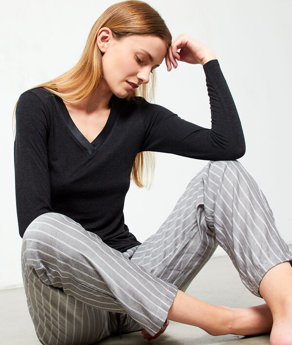Top décolleté v satiné gris fonce.