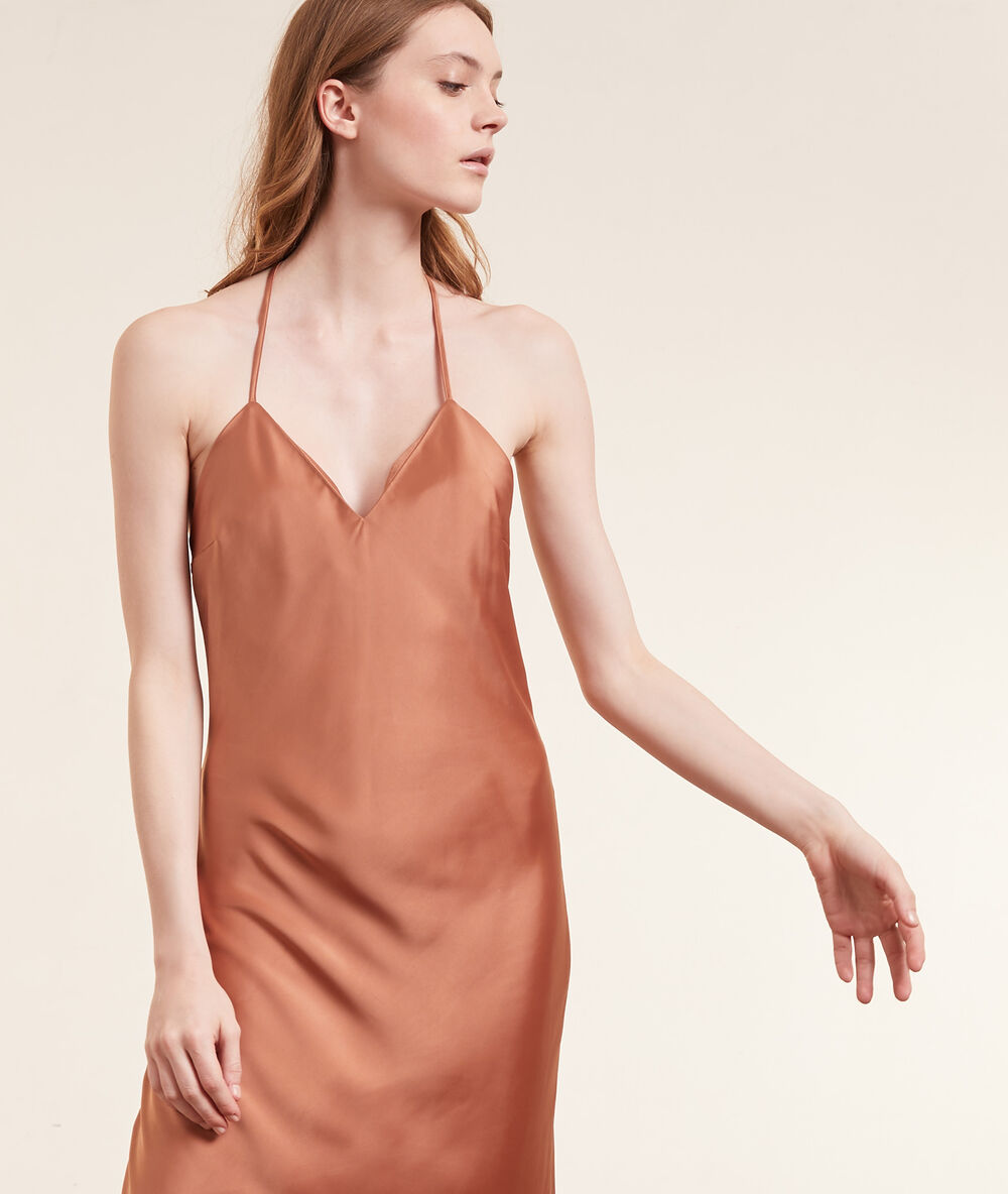 Nuisette longue dos nu satinée ocre.