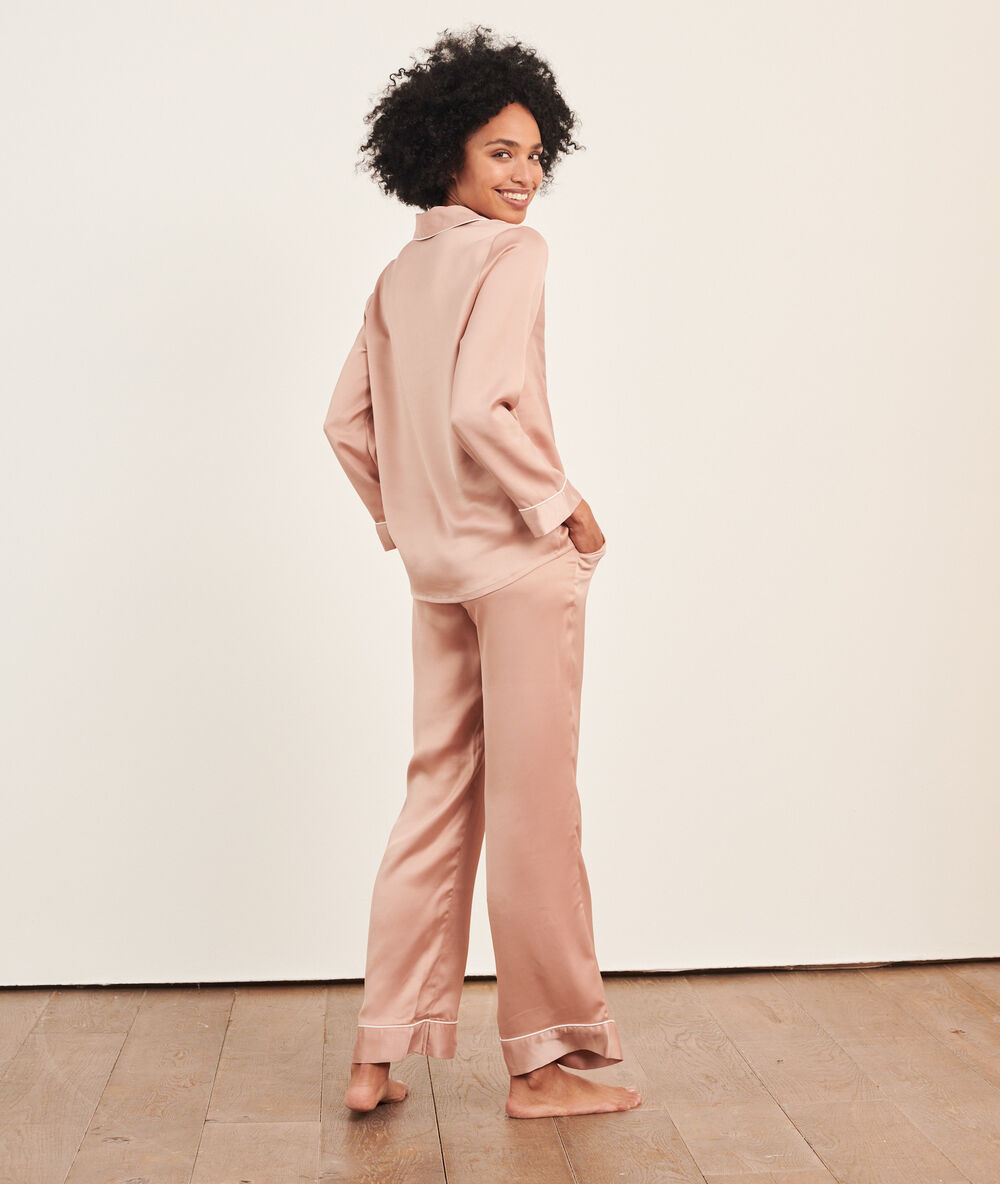 Pantalon de pyjama satiné rose poudre.