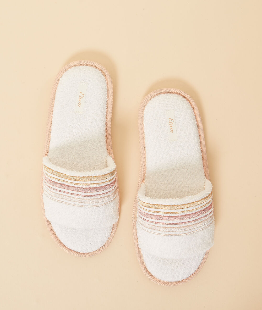 Chaussons mules ouvertes ecru.