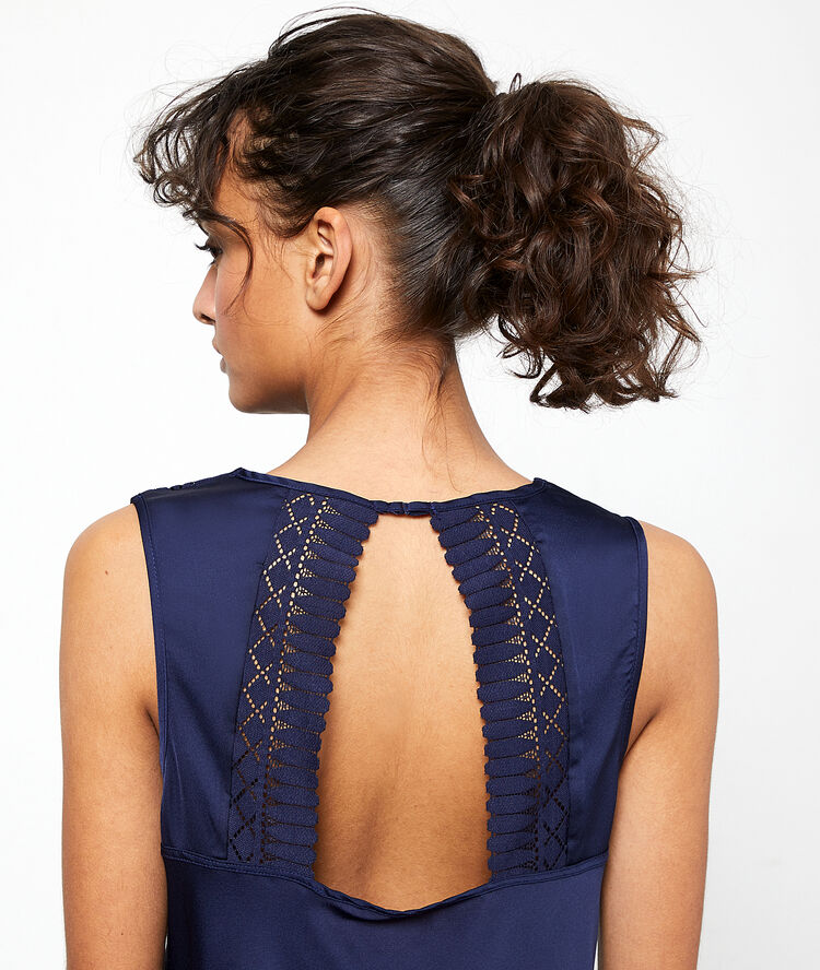 Top satiné décolleté dentelle bleu.